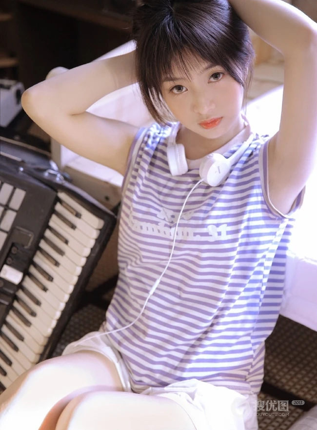 蓝白条纹T恤短裤女孩头戴耳机聆听好音乐唯美室内写真