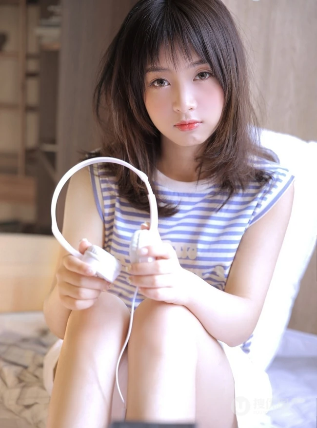蓝白条纹T恤短裤女孩头戴耳机聆听好音乐唯美室内写真