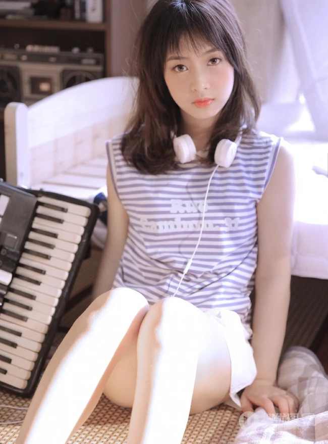 蓝白条纹T恤短裤女孩头戴耳机聆听好音乐唯美室内写真