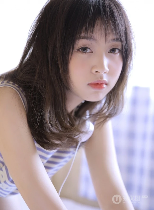 蓝白条纹T恤短裤女孩头戴耳机聆听好音乐唯美室内写真