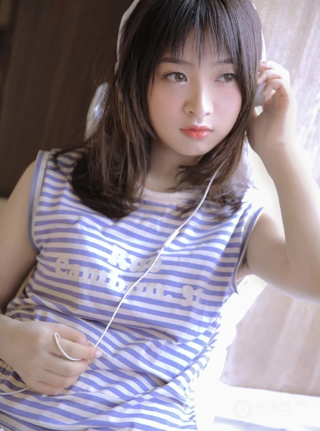 蓝白条纹T恤短裤女孩头戴耳机聆听好音乐唯美室内写真