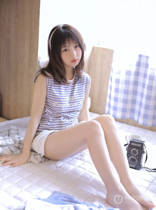蓝白条纹T恤短裤女孩头戴耳机聆听好音乐唯美室内写真