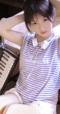 蓝白条纹T恤短裤女孩头戴耳机聆听好音乐唯美室内写真