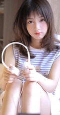 蓝白条纹T恤短裤女孩头戴耳机聆听好音乐唯美室内写真