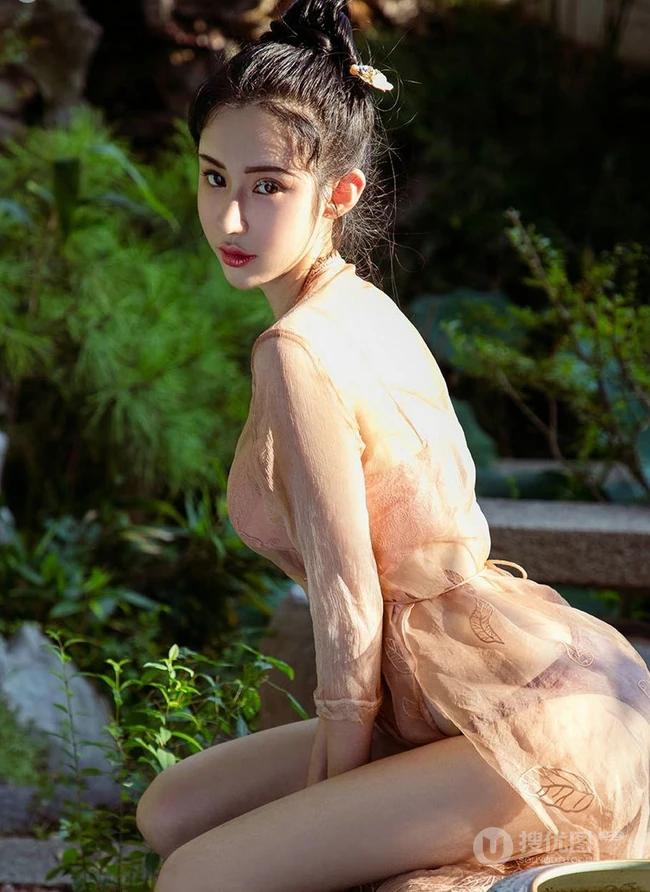 古装女生姚梦琪复古风庭园院落深闺室内唯美写真图片