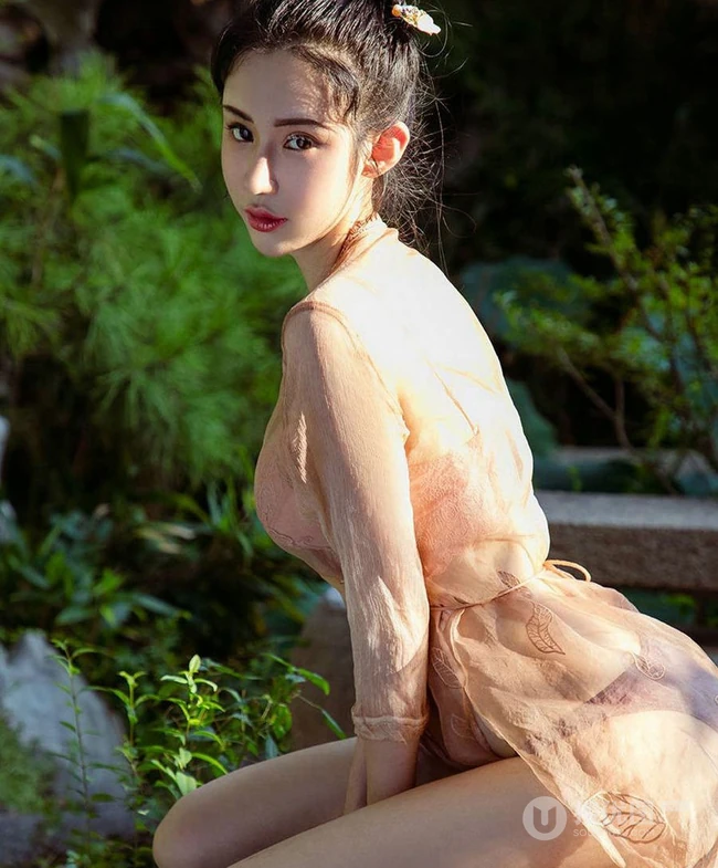古装女生姚梦琪复古风庭园院落深闺室内唯美写真图片