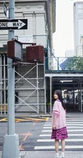 宋祖儿街拍时刻杂志写真图片，拼色毛衣短裙现身街头