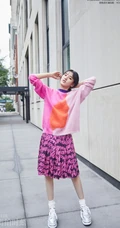 宋祖儿街拍时刻杂志写真图片，拼色毛衣短裙现身街头