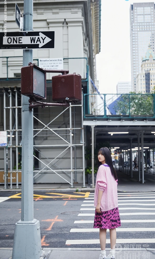 宋祖儿街拍时刻杂志写真图片，拼色毛衣短裙现身街头