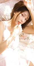 浅粉娇小少女肩带粉裙室内写真图片