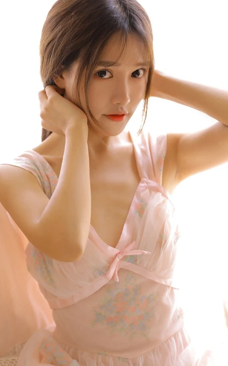 浅粉娇小少女肩带粉裙室内写真图片