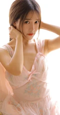 浅粉娇小少女肩带粉裙室内写真图片