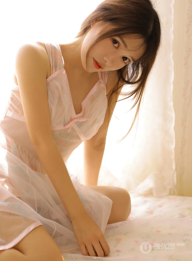 浅粉娇小少女肩带粉裙室内写真图片