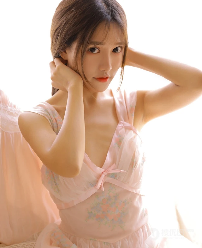 浅粉娇小少女肩带粉裙室内写真图片