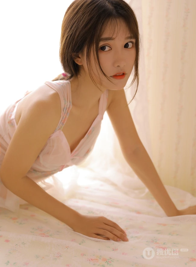 浅粉娇小少女肩带粉裙室内写真图片