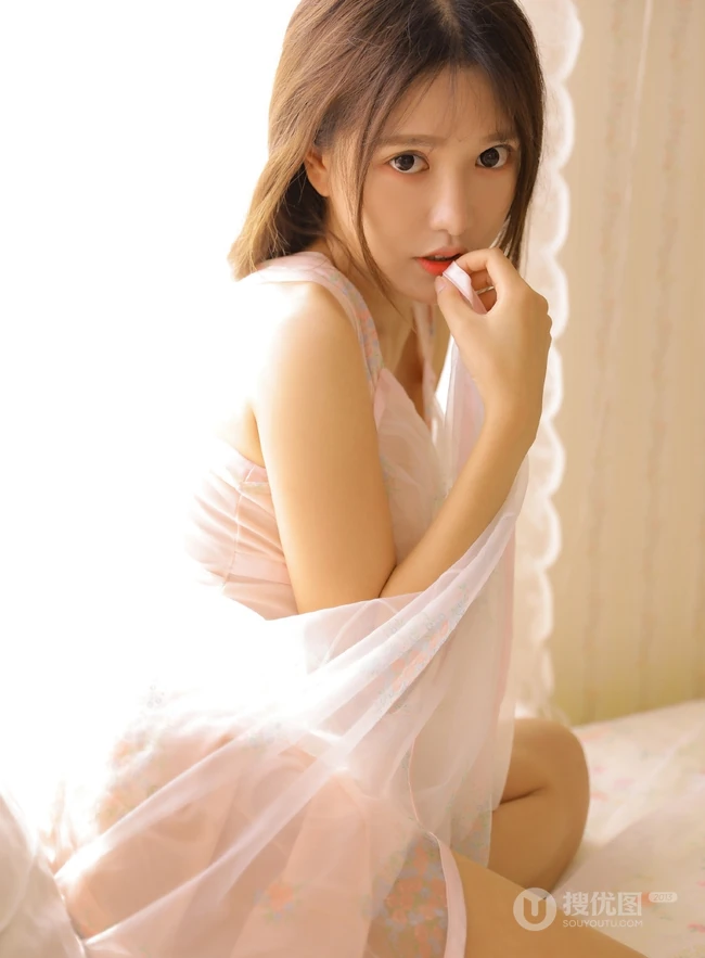 浅粉娇小少女肩带粉裙室内写真图片