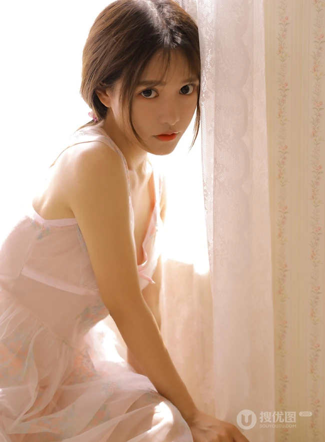 浅粉娇小少女肩带粉裙室内写真图片