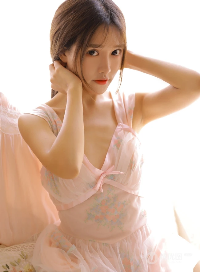 浅粉娇小少女肩带粉裙室内写真图片