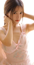 浅粉娇小少女肩带粉裙室内写真图片