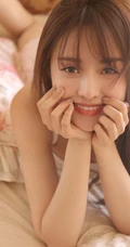 穿条纹睡裤的女孩，准备洗澡的浅粉长发妹子浴室写真
