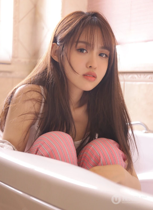 穿条纹睡裤的女孩，准备洗澡的浅粉长发妹子浴室写真