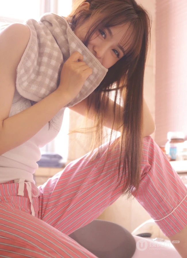 穿条纹睡裤的女孩，准备洗澡的浅粉长发妹子浴室写真