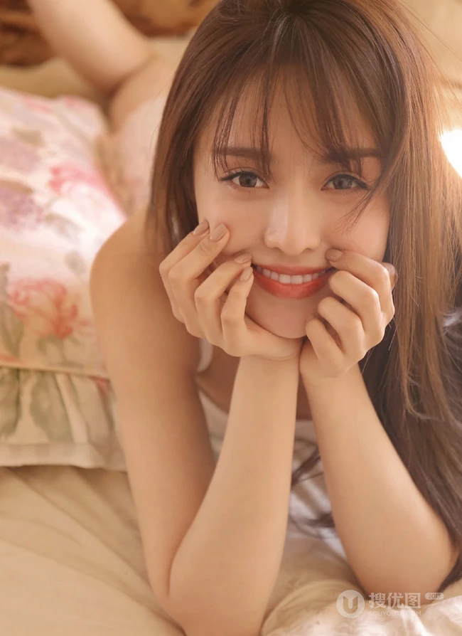 穿条纹睡裤的女孩，准备洗澡的浅粉长发妹子浴室写真