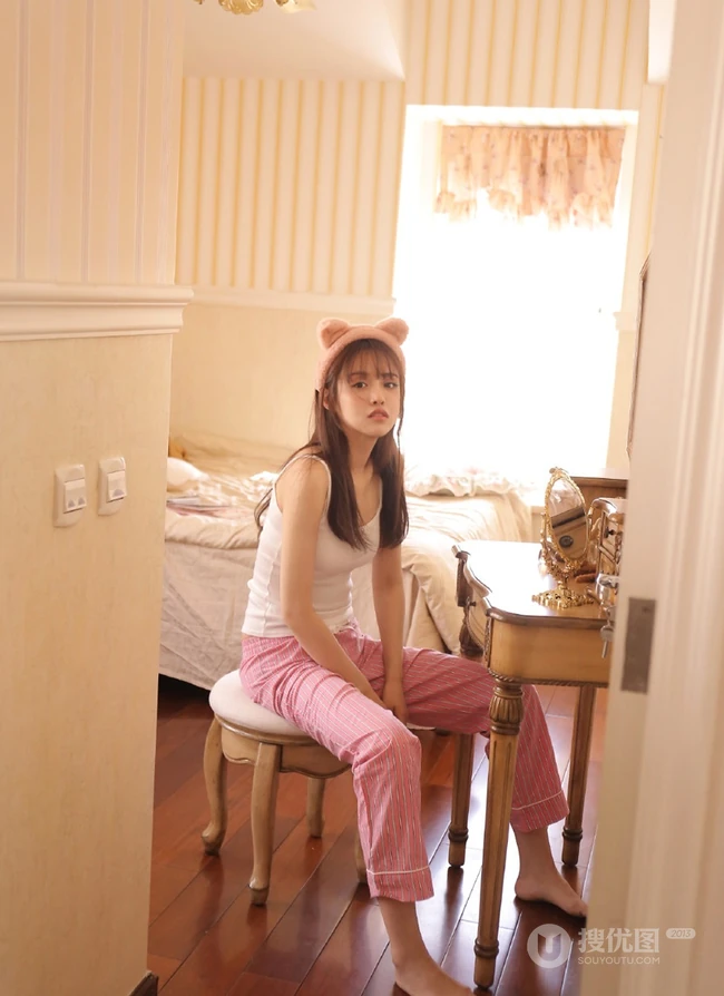 穿条纹睡裤的女孩，准备洗澡的浅粉长发妹子浴室写真