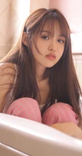穿条纹睡裤的女孩，准备洗澡的浅粉长发妹子浴室写真