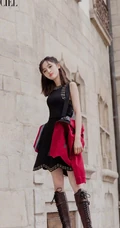 吴宣仪个性时尚红衣黑裙法国旅拍杂志写真图片