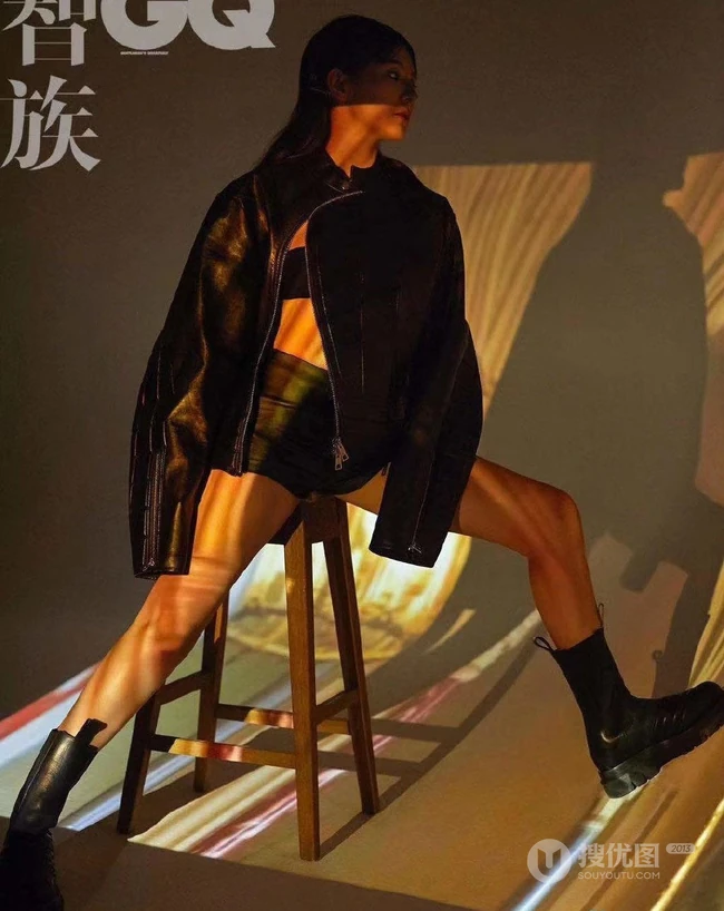 热依扎气质线条杂志写真，朦胧光影下的俏丽伊人