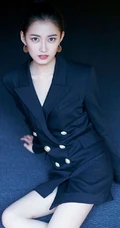 陈钰琪大背梳丸子头化身女强人，职场制服装利落干练