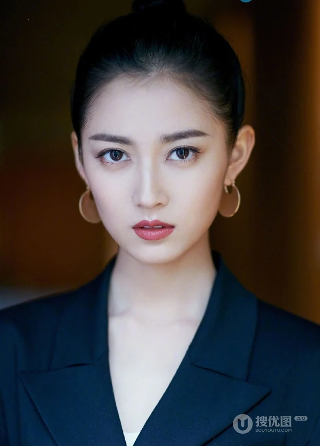 陈钰琪大背梳丸子头化身女强人，职场制服装利落干练