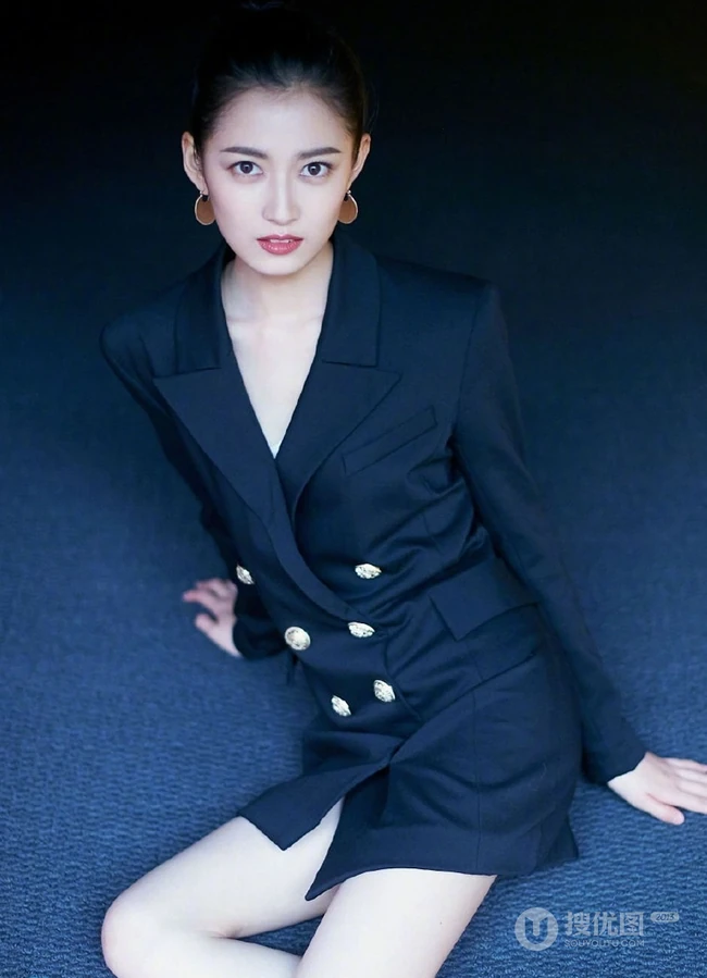 陈钰琪大背梳丸子头化身女强人，职场制服装利落干练