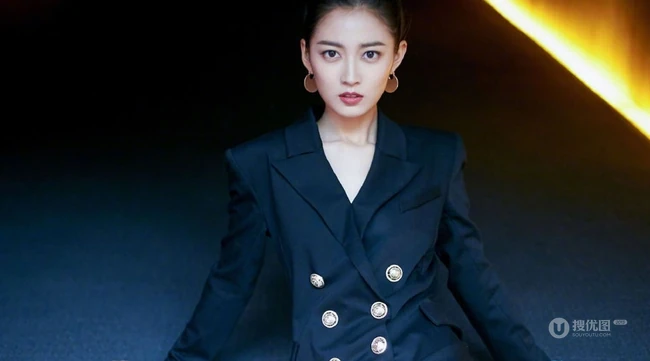 陈钰琪大背梳丸子头化身女强人，职场制服装利落干练