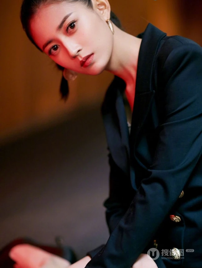 陈钰琪大背梳丸子头化身女强人，职场制服装利落干练