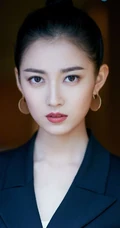 陈钰琪大背梳丸子头化身女强人，职场制服装利落干练