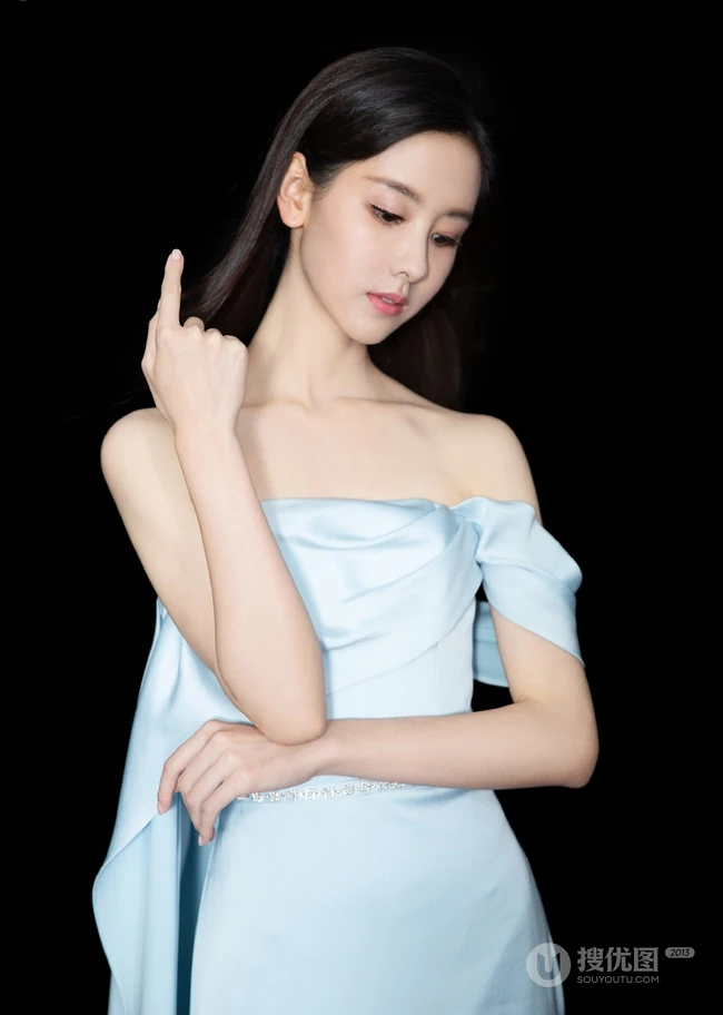 陈都灵礼裙长裙参加活动写真，美肩，锁骨，天鹅颈气质动人