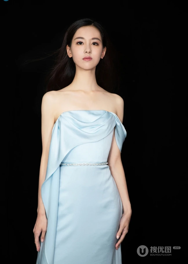 陈都灵礼裙长裙参加活动写真，美肩，锁骨，天鹅颈气质动人