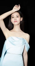 陈都灵礼裙长裙参加活动写真，美肩，锁骨，天鹅颈气质动人