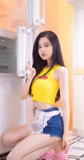 气质的小厨娘，精选修身女生紧身衣，紧身短裤厨房写真