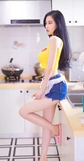 气质的小厨娘，精选修身女生紧身衣，紧身短裤厨房写真