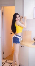 气质的小厨娘，精选修身女生紧身衣，紧身短裤厨房写真