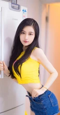 气质的小厨娘，精选修身女生紧身衣，紧身短裤厨房写真