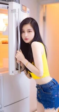 气质的小厨娘，精选修身女生紧身衣，紧身短裤厨房写真