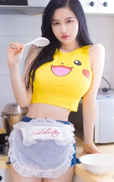 气质的小厨娘，精选修身女生紧身衣，紧身短裤厨房写真