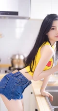 气质的小厨娘，精选修身女生紧身衣，紧身短裤厨房写真