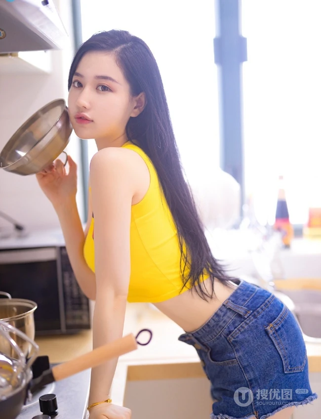 气质的小厨娘，精选修身女生紧身衣，紧身短裤厨房写真