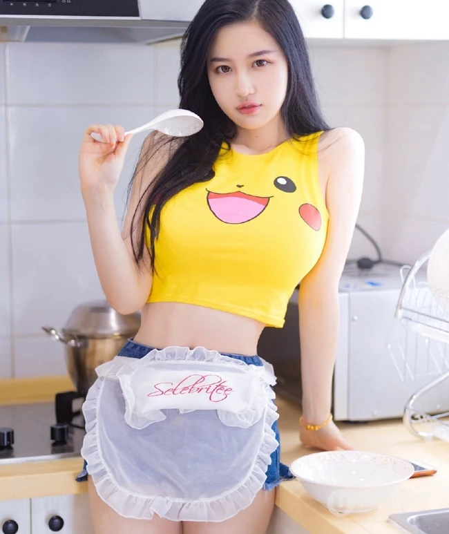 气质的小厨娘，精选修身女生紧身衣，紧身短裤厨房写真