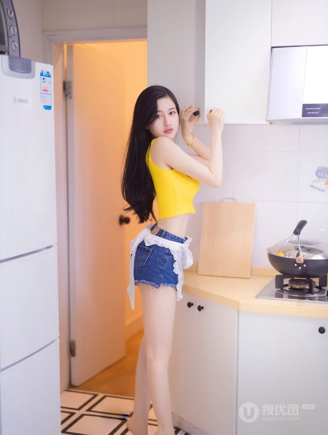 气质的小厨娘，精选修身女生紧身衣，紧身短裤厨房写真